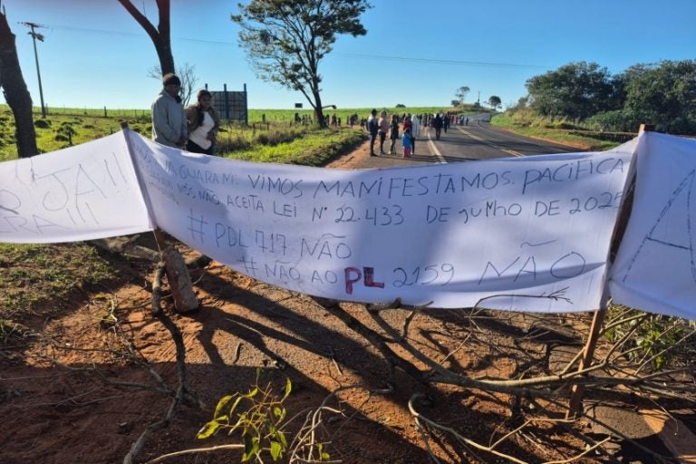 PR-272: os indígenas utilizam arcos e flechas e atearam fogo em galhos de árvores para bloquear a passagem de veículos.