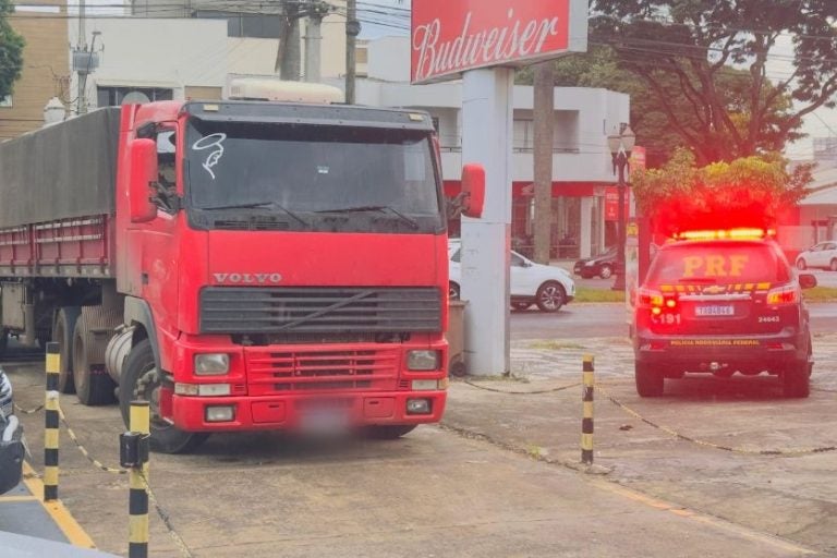 PRF realiza operação em Umuarama: O motorista do caminhão foi detido no local.