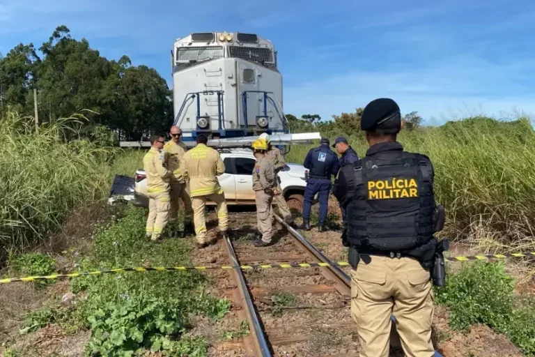 Pai morre: o veículo foi arrastado por aproximadamente 400 metros pela locomotiva.