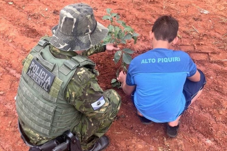 Plantio de árvores: a iniciativa foi realizada no Parque Municipal Água da Bica.