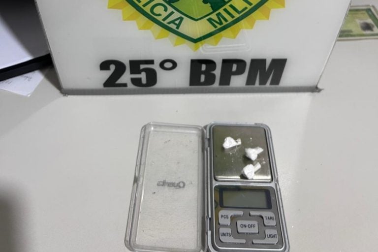 Polícia flagra tráfico de drogas: a ocorrência foi registrada na noite deste domingo (22).