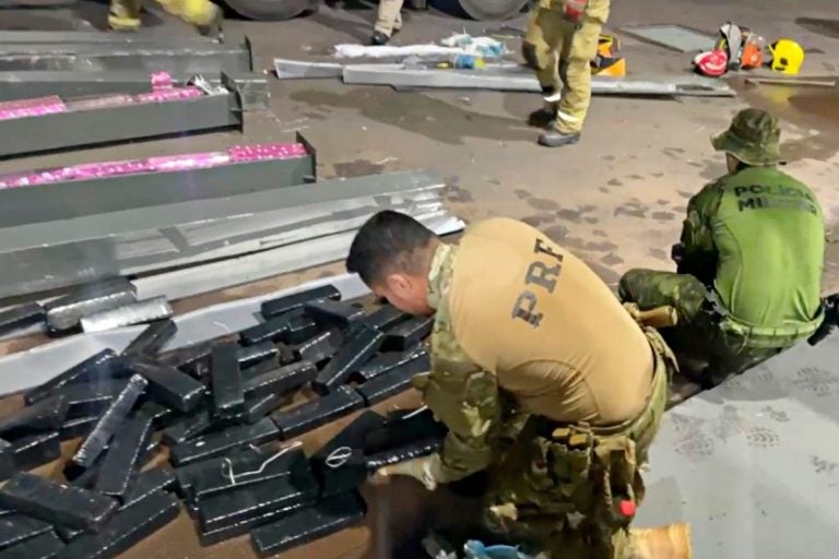 Policiais Apreendem 1 Ton De Maconha Na Carga De Um Caminhão (2)