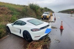 Porsche bate em barranco: o acidente foi registrado na manhã desta quinta-feira (5).