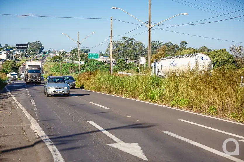 Prefeito Cobra Der Para Retirada De Mato De Canteiros Da Pr 323 (1)
