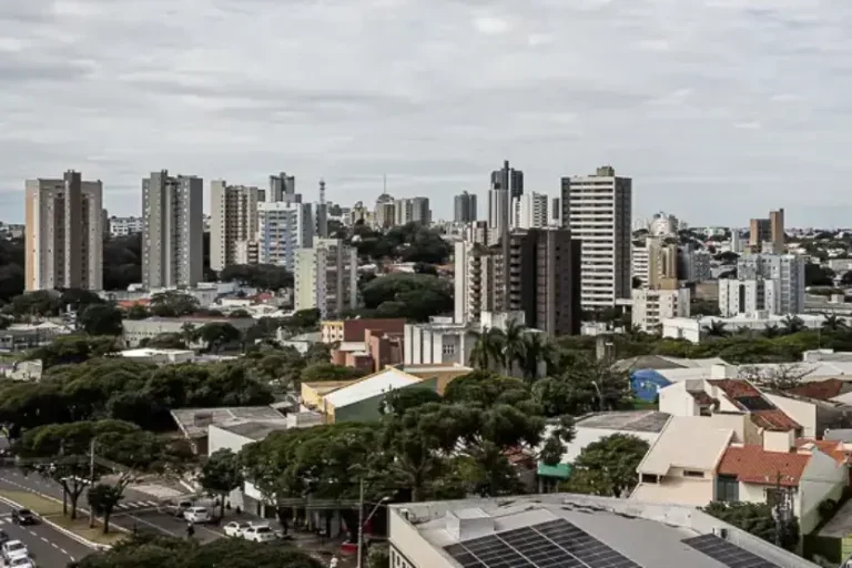 Previsão do tempo para Umuarama: a instabilidade climática começou ainda na noite desta quarta-feira (25).