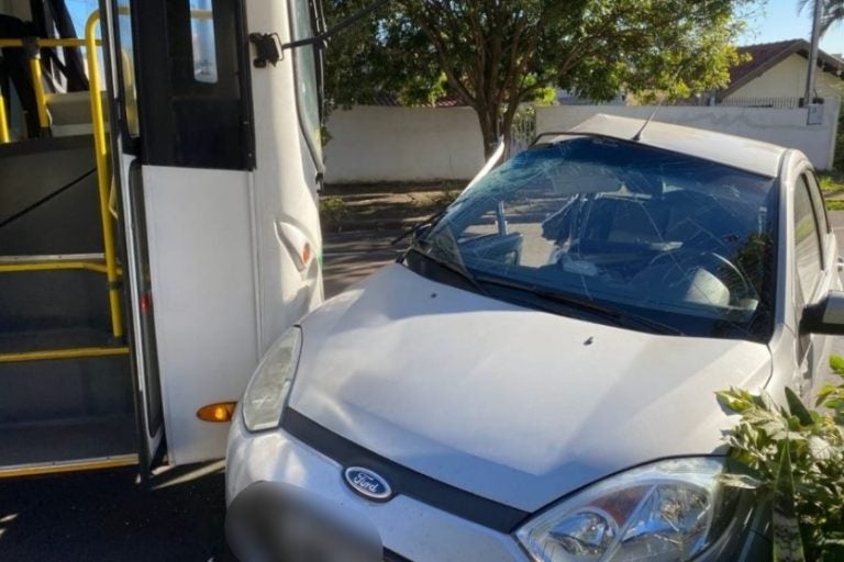 Socorrista é chamado: a colisão envolveu um veículo Ford Fiesta e um ônibus.