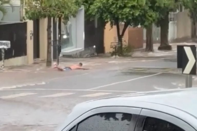 Surfando na enchente: "Vou mandar isso para OBemdito", disse uma das mulheres que filmaram a cena.