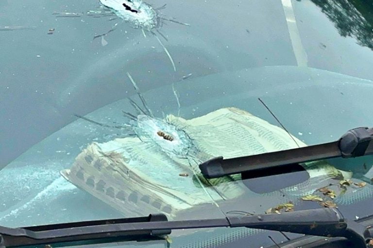 Umuarama Tiro Direcionado A Ocupantes De Veículo Atingiu Bíblia (2)