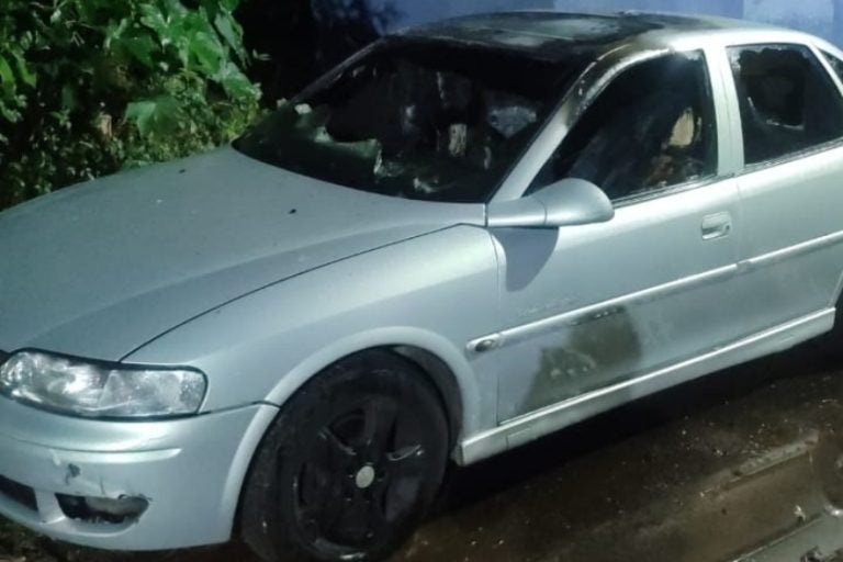 Veículo é encontrado incendiado: O caso mobilizou equipes da Polícia Militar e do Corpo de Bombeiros.