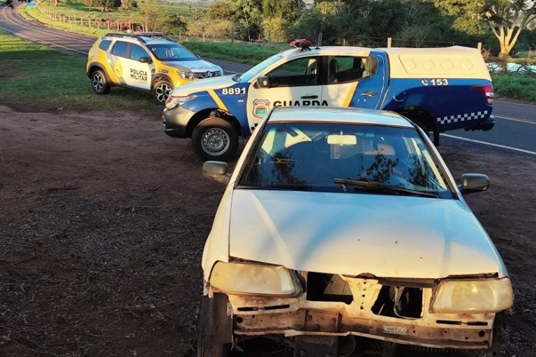 Veículo furtado em Altônia: O carro, um Volkswagen Gol, foi localizado após a PM receber denúncia de que havia um automóvel abandonado.