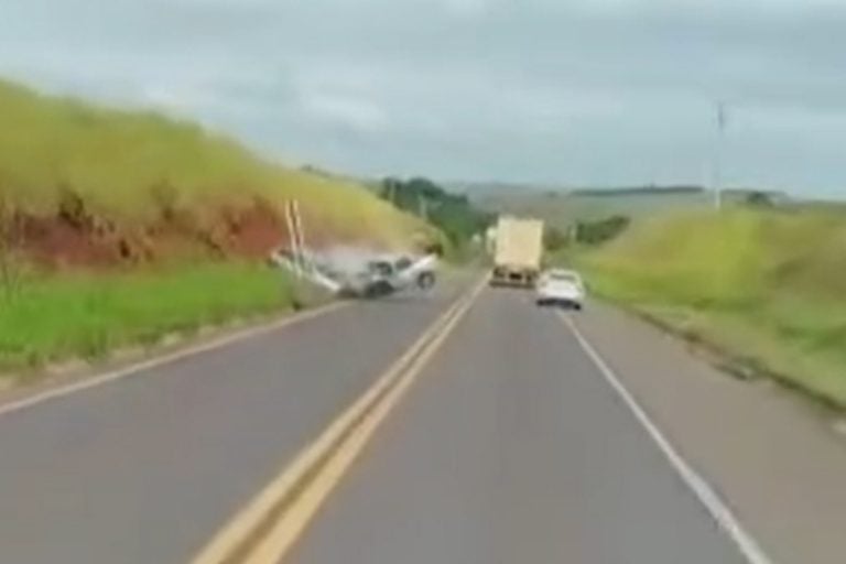 Vídeo mostra acidente: a batida envolveu dois veículos que seguiam em sentidos opostos entre Maringá e Campo Mourão.