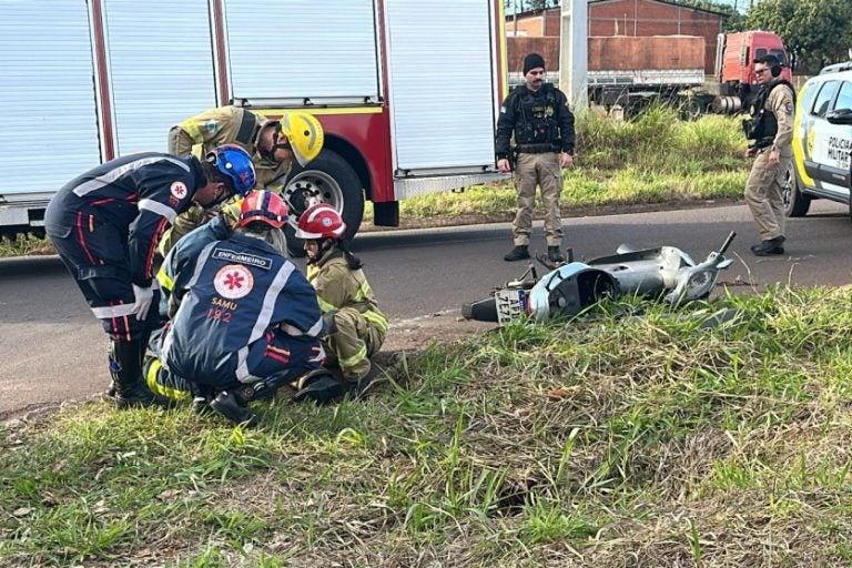 Motociclista cai em bueiro após colisão na marginal da PR-323