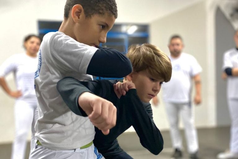Academia de capoeira: As aulas atendem crianças a partir de seis anos, adultos e maiores de 50 anos.