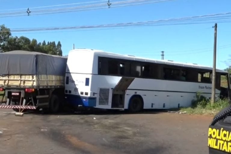 Acidente entre carreta e ônibus: A pista foi parcialmente interditada para atendimento às vítimas, remoção dos veículos e limpeza da via.