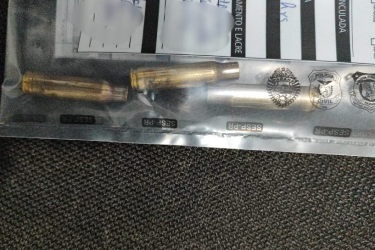 Altônia: dentro do automóvel, os agentes localizaram rádios comunicadores, toucas de cor preta e estojos deflagrados de munição calibre 7,62.