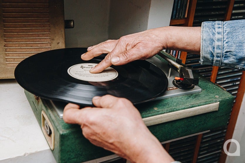 Arquiteto Exibe Coleção De Discos De Vinil 7