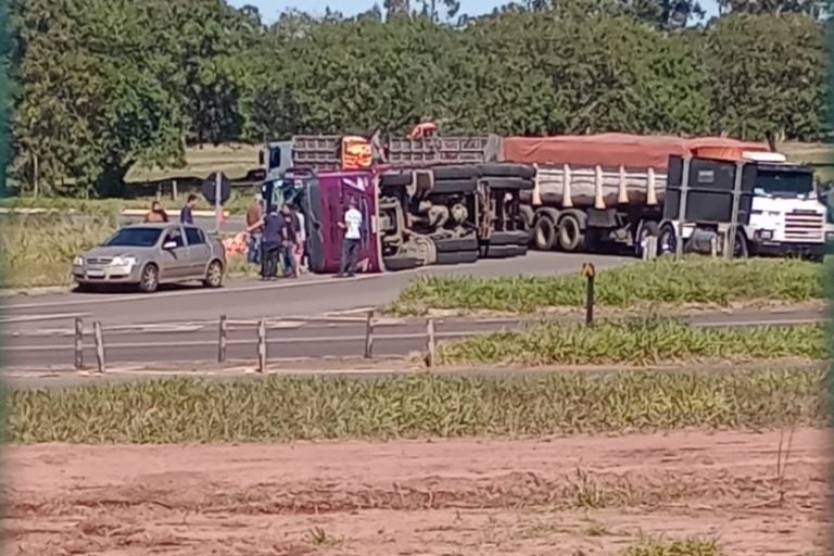 Caminhão tomba: a equipe da PRE sinalizou o local do acidente para evitar novas ocorrências.