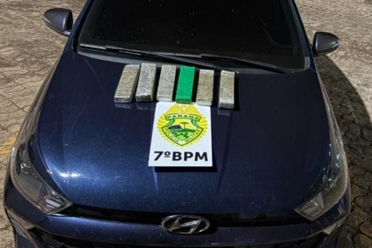 Carro com maconha: a chave do veículo estava na ignição, mas a bateria descarregada.