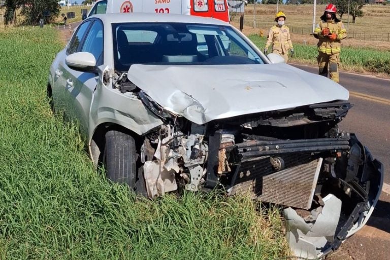 Carro E Caminhão Se Envolvem Em Colisão Em Trevo Na Pr 323 (1)