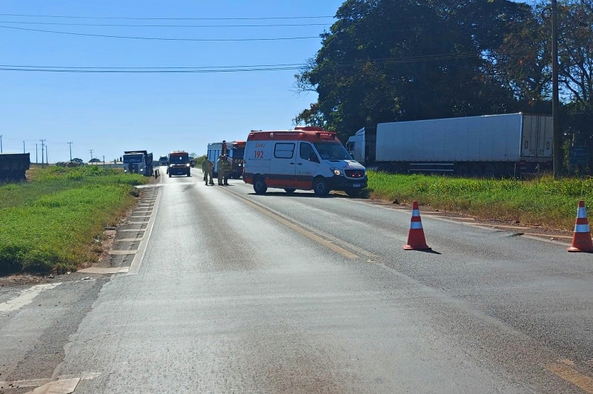 Carro E Caminhão Se Envolvem Em Colisão Em Trevo Na Pr 323 (2)