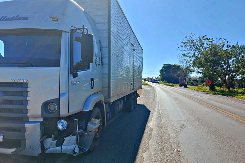 Carro E Caminhão Se Envolvem Em Colisão Em Trevo Na Pr 323 (3)