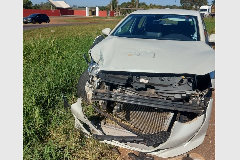 Carro E Caminhão Se Envolvem Em Colisão Em Trevo Na Pr 323 (4)