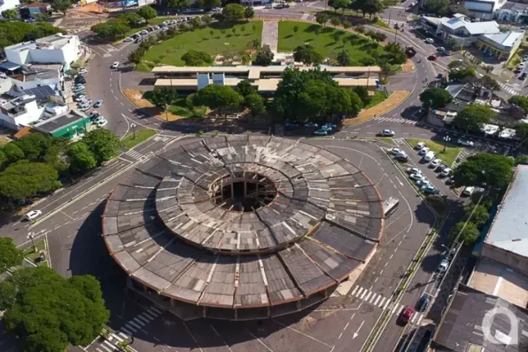 Casal Pega Celular De Homem Que Fazia Foto Na Praça Da Bíblia