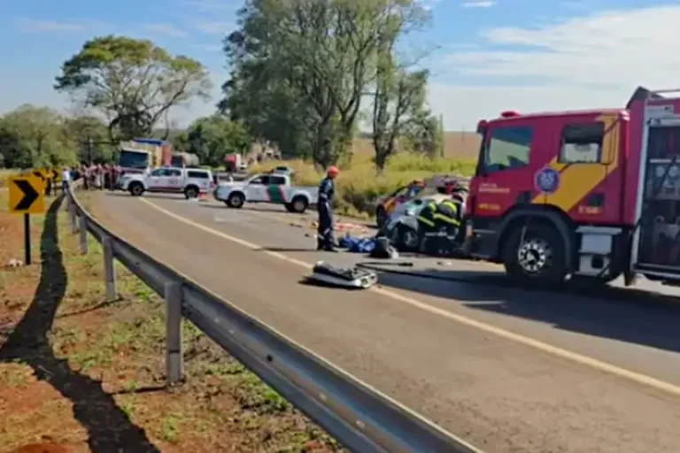 Colisão Entre Carro E Caminhão Deixa Dois Mortos Na Pr 323