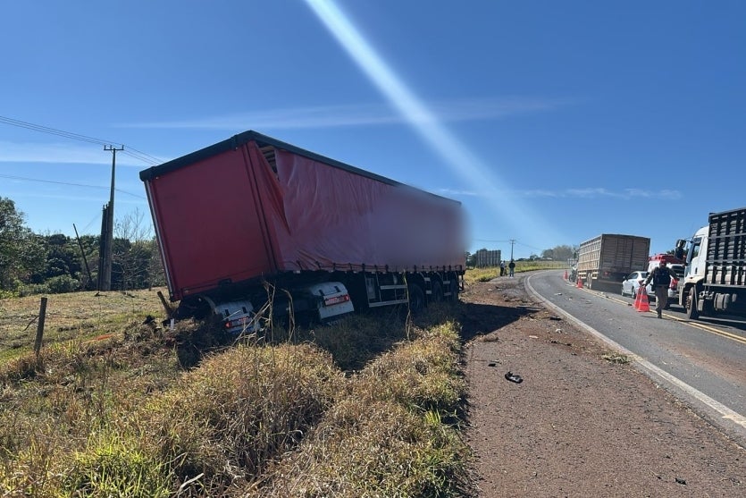 Colisão Entre Carro E Caminhão Resulta Em óbito Na Pr 323 (3)