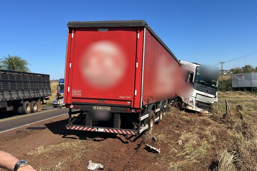 Colisão Entre Carro E Caminhão Resulta Em óbito Na Pr 323 (4)