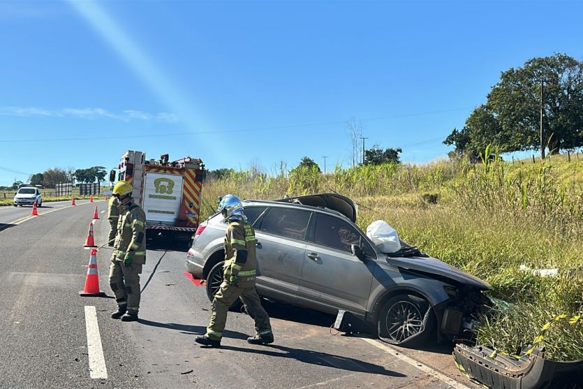 Colisão Entre Carro E Caminhão Resulta Em óbito Na Pr 323 (5)