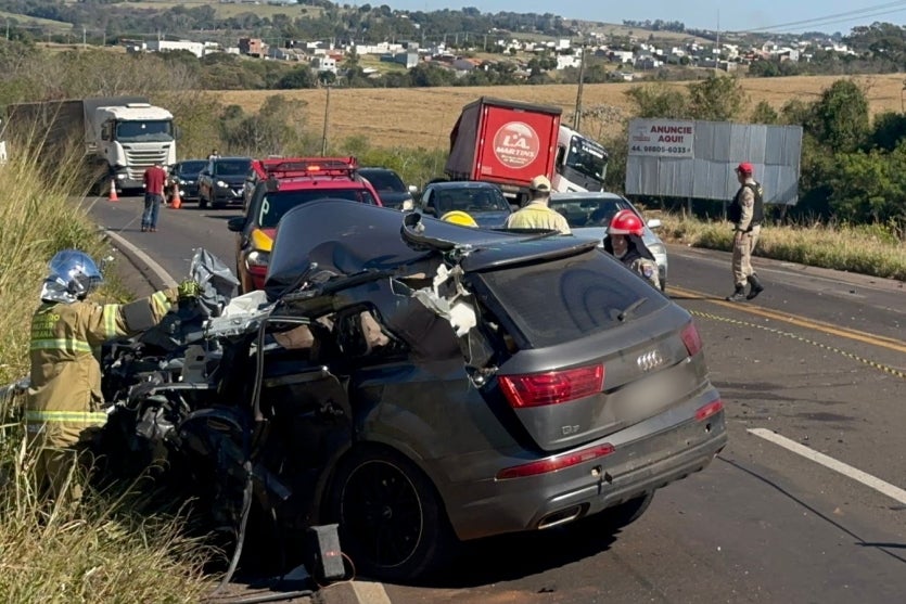 Colisão Entre Carro E Caminhão Resulta Em óbito Na Pr 323 (8)