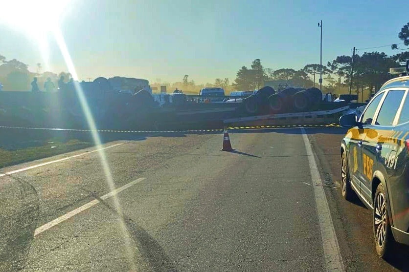 Condutor Morre Após Carreta Carregada Com Geladeiras Tombar (1)