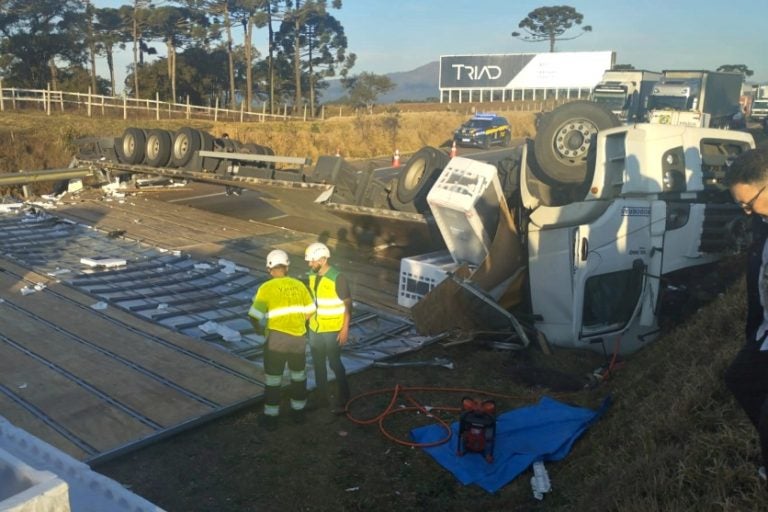Condutor Morre Após Carreta Carregada Com Geladeiras Tombar (2)