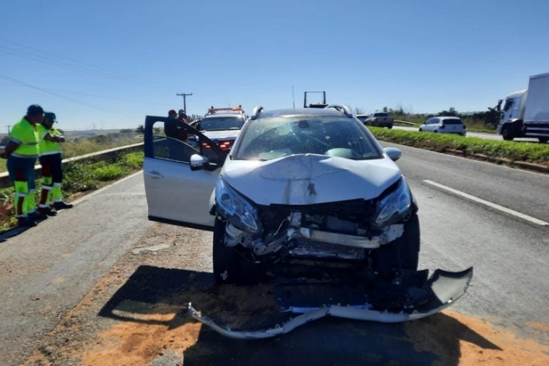 Condutora fica ferida: o acidente ocorreu por volta das 10h desta segunda-feira (7).