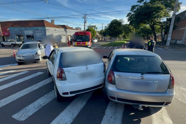 Condutoras São Socorridas Após Colisão Entre 3 Carros (5)