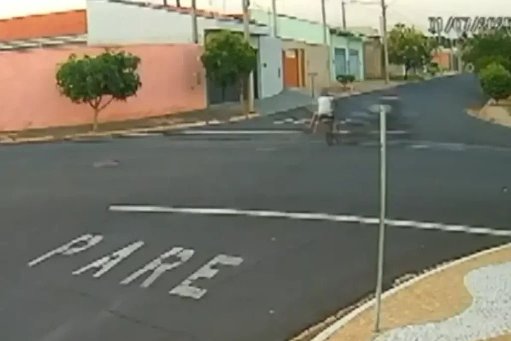 Criança Morre E Outra Fica Ferida Após Bicicleta Motorizada Bater Em Moto 1