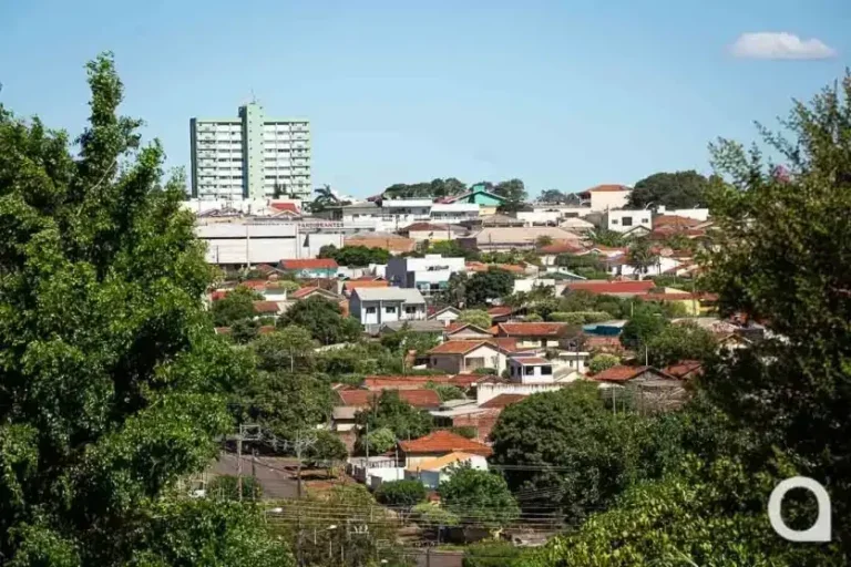 Fios de cobre: a ocorrência foi registrada às 22h30 desta segunda-feira (7).