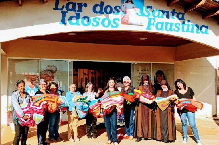Grupo De Mulheres Doa 30 Mantas De Lã Para O Lar Santa Faustina (1)