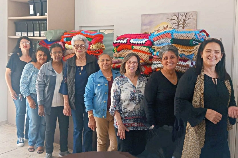 Grupo De Mulheres Doa 30 Mantas De Lã Para O Lar Santa Faustina (2)
