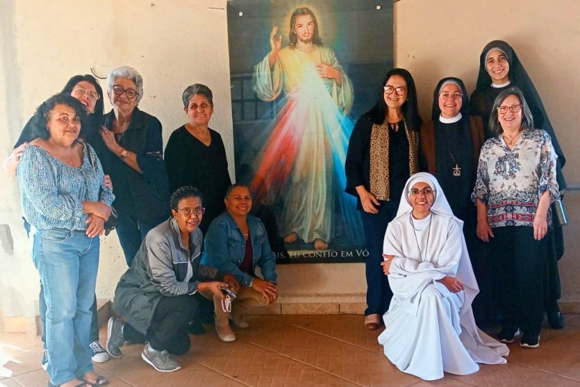 Grupo De Mulheres Doa 30 Mantas De Lã Para O Lar Santa Faustina (3)