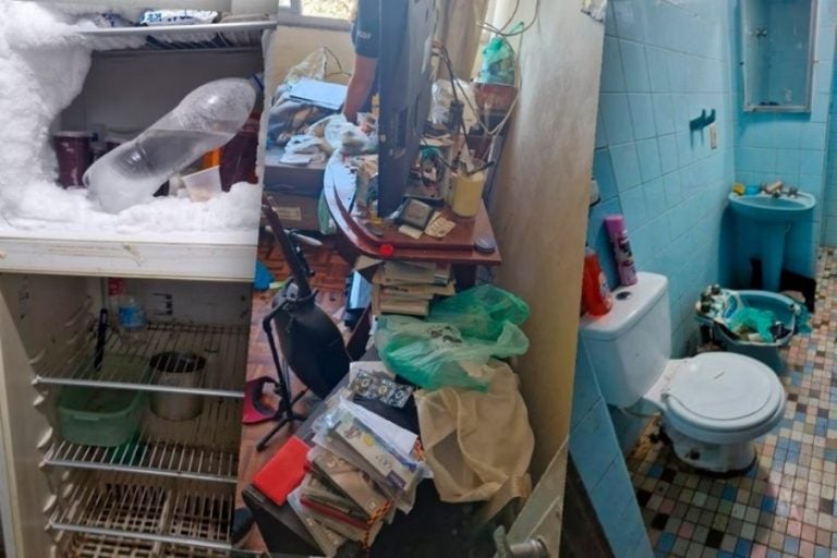 Idosa é encontrada: o filho admitiu que trancava a mãe em casa e não a levou ao hospital após o ferimento, supostamente causado por uma mordida de cachorro.