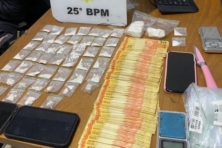 Jovens são presos por tráfico: além de drogas, a PM apreendeu celulares, dinheiro em espécie e materiais usados para embalar e pesar os entorpecentes.