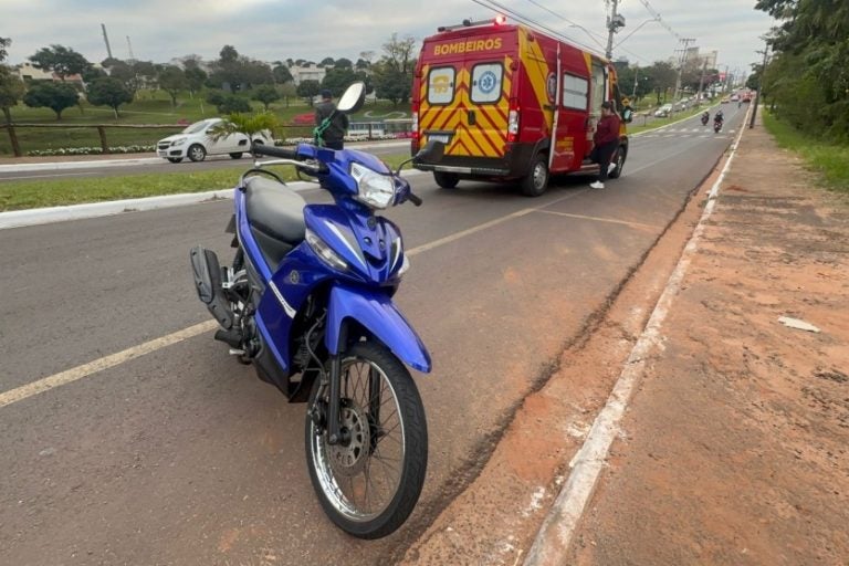 Motociclista fica ferida: o acidente ocorreu por volta das 8h desta manhã de quinta-feira (3).