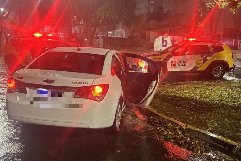 Motorista é preso: a ocorrência foi registrada na noite deste domingo (27) e envolveu ainda outro suspeito, que desacatou os policiais.