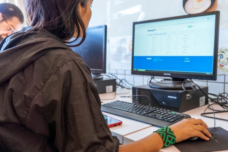 Número De Paranaenses E De Domicílios Com Internet Aumentou