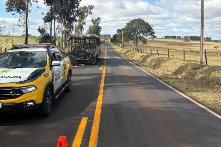 Ônibus pega fogo: a situação foi registrada na manhã desta segunda-feira (28).
