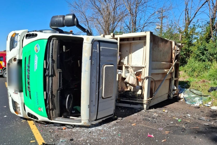 Pr 082 Tombamento De Caminhão De Coleta De Lixo Deixa 3 Feridos (1)
