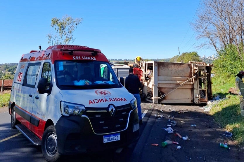 Pr 082 Tombamento De Caminhão De Coleta De Lixo Deixa 3 Feridos (2)
