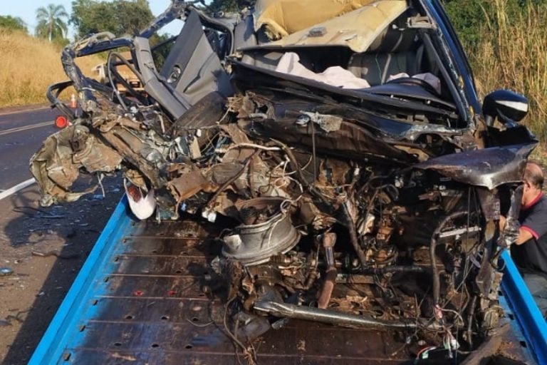 PR-323: o caminhoneiro trafegava no sentido contrário da via quando o carro invadiu a contramão, provocando a batida.